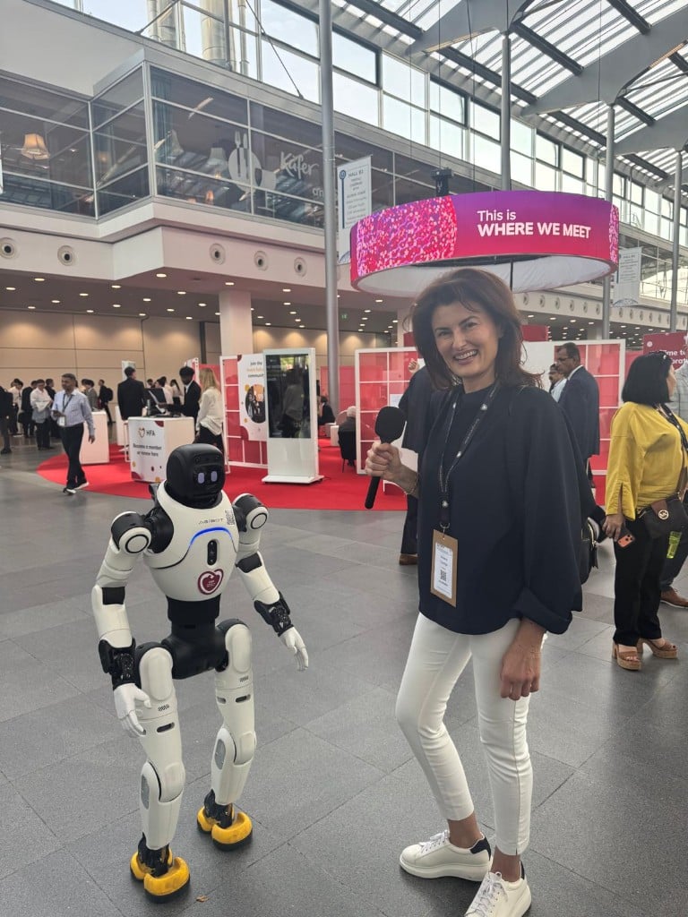 Dr. Viviana Cioringa alături de un robot ghid, la ESC Congress 2026 din München