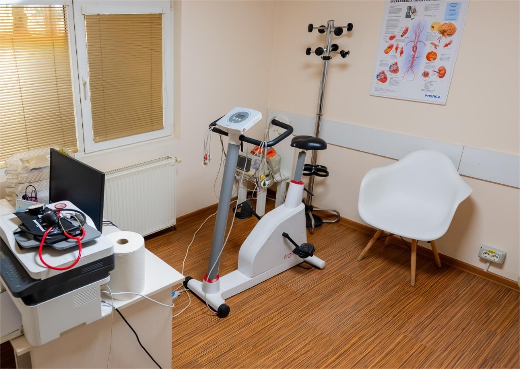 Sala de test de efort cu bicicletă ergometrică în cabinet