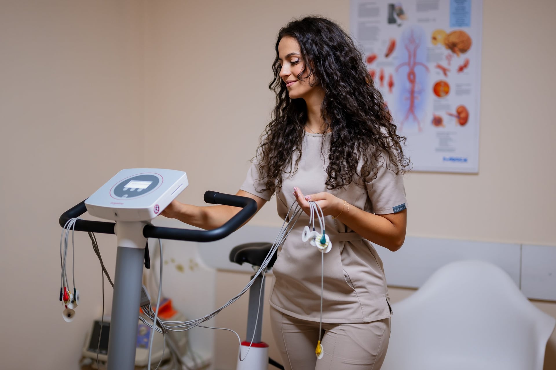 Test de efort — asistentă medicală pregătind bicicleta ergometrică